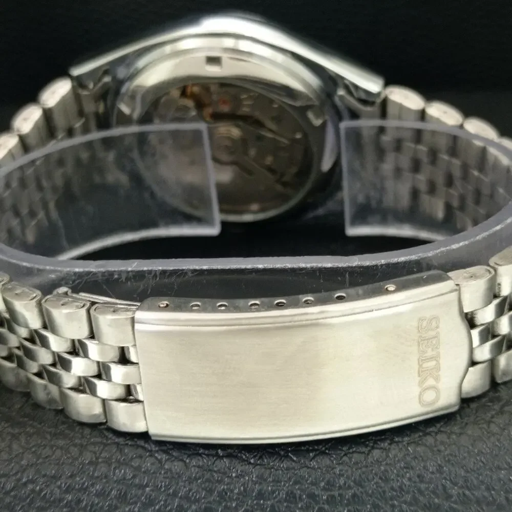 Vintage 1982 Seiko Automatic Mens Silver Watch W/daydate & Silver accents